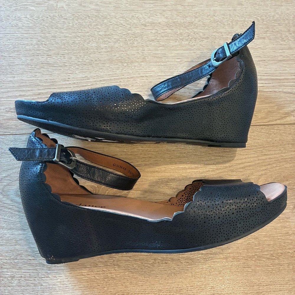 Sundance Black Leather Perforated Cutout Wedge Heeled Sandal Size 40/
Sz 9 - Picture 2 of 12